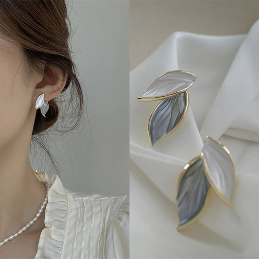 Susurro Azul: Pendientes Stud en Forma de Hoja en Tonos Azules