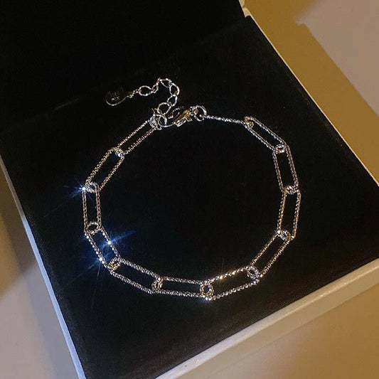 Arte en Movimiento: Pulsera en Plata con Zirconias Variadas y Detalles en Cadenas