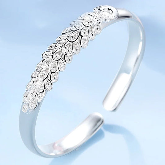 Alas de Plata: Pulsera Abierta con Detalles de Plumas