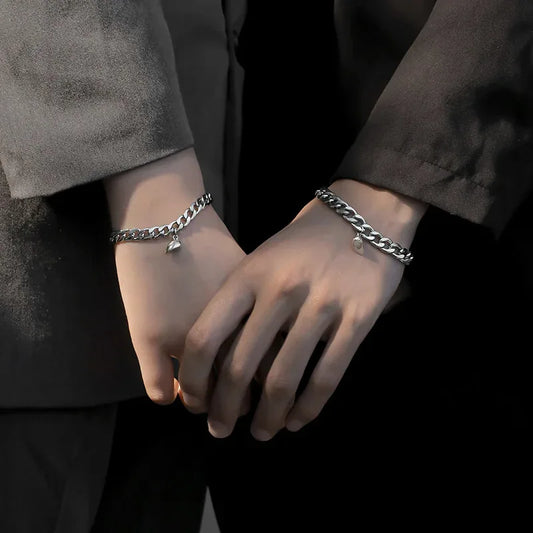 Mitades que Encuentran: Pulseras de Cadena con Medio Corazón Magnético