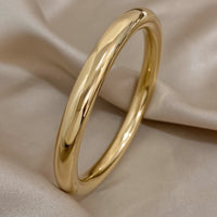 Círculo Perfecto: Bangle en Plata u Oro de Estilo Atemporal