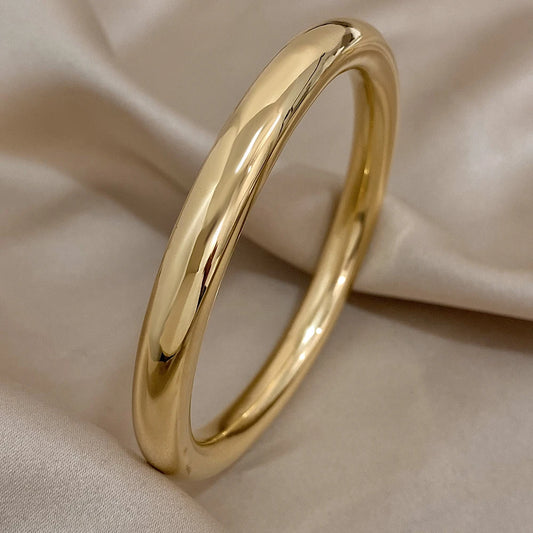 Círculo Perfecto: Bangle en Plata u Oro de Estilo Atemporal