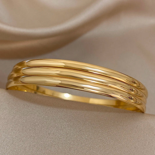 Trinidad Dorada: Bangle de Tres Aros Unidos en Acabado Oro