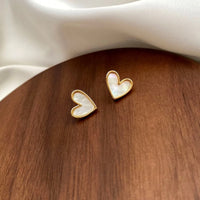 Corazones con Color: Mini Studs Esmaltados en Azul, Negro o Blanco