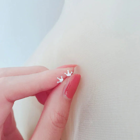 Pequeños Destellos: Mini Studs en Plata con Diseños Delicados