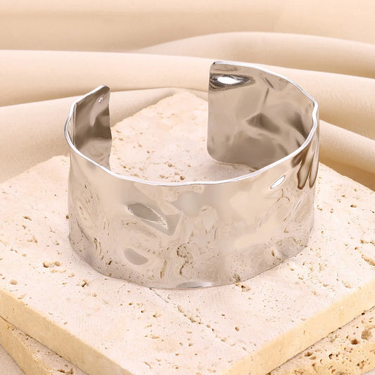 Forma Libre: Pulsera Maciza Hecha a Mano en Plata u Oro con Ancho Irregular