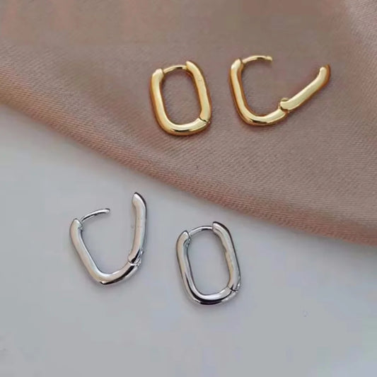 Curva Perfecta: Pendientes Stud en Forma de U en Plata u Oro