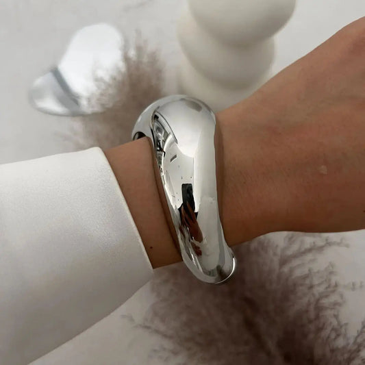 Olas de Luz: Pulsera Maciza en Plata u Oro con Formas Sinuosas