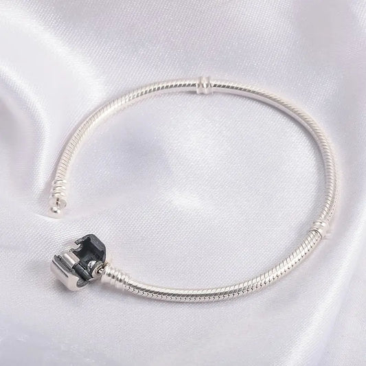 Detalle Final: Pulsera en Plata con Cierre Cilíndrico Elegante