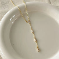 Luz Delicada: Collar Fino con Perlas o Zirconias