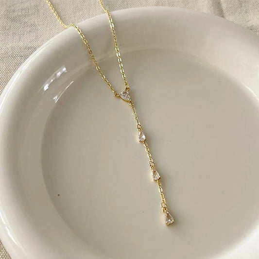 Luz Delicada: Collar Fino con Perlas o Zirconias