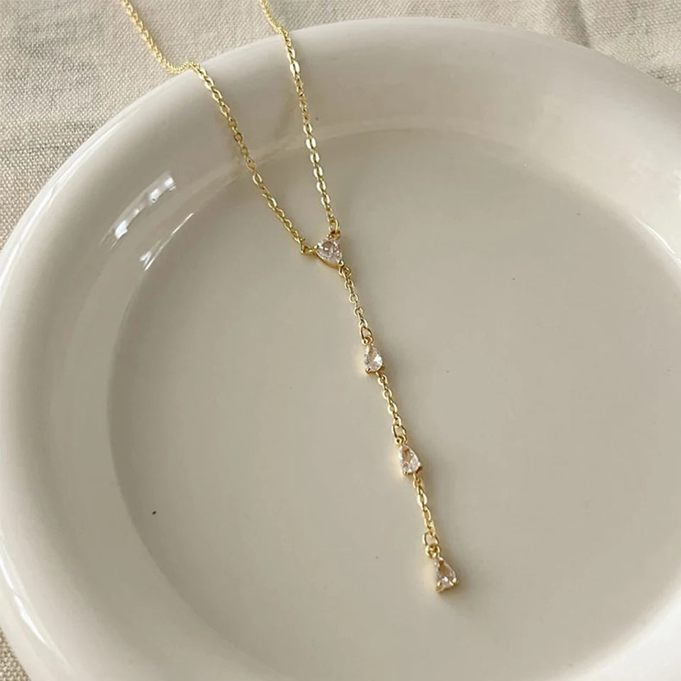 Luz Delicada: Collar Fino con Perlas o Zirconias