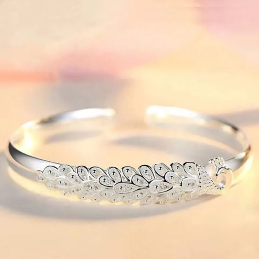 Alas de Plata: Pulsera Abierta con Detalles de Plumas