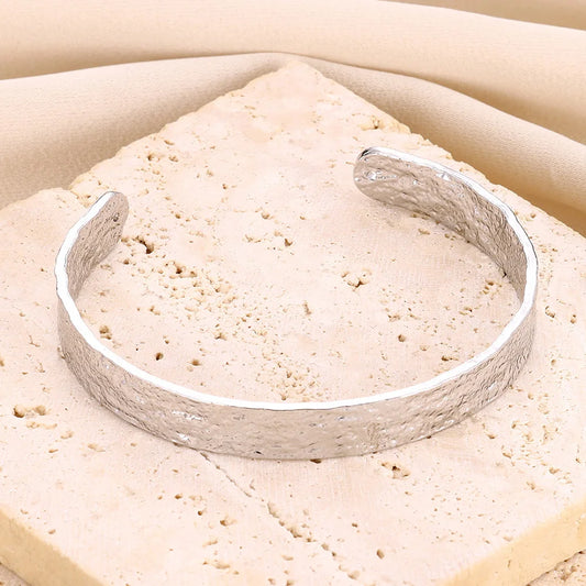 Forma Libre: Pulsera Maciza Hecha a Mano en Plata u Oro con Ancho Irregular