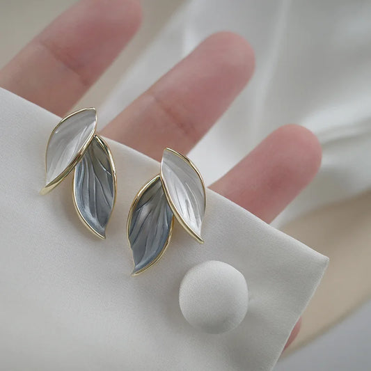 Susurro Azul: Pendientes Stud en Forma de Hoja en Tonos Azules