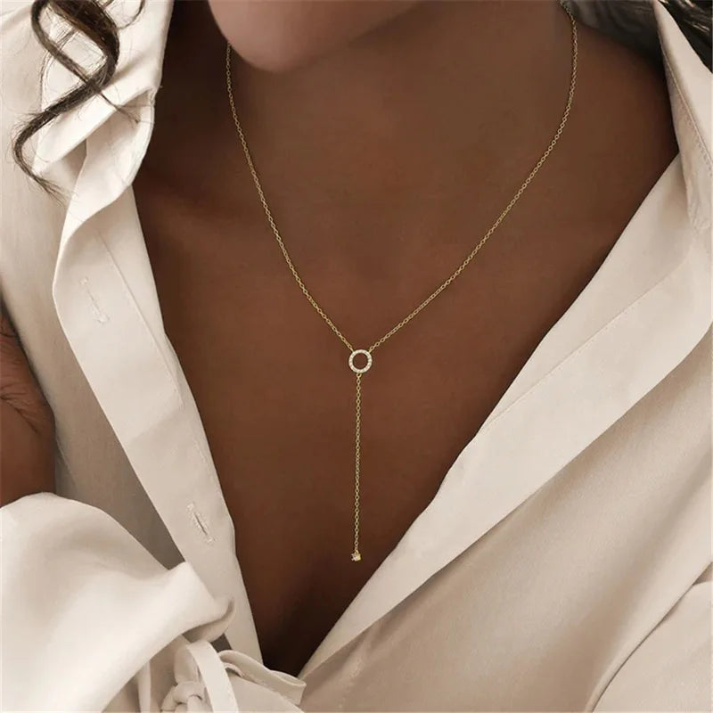 Doble Armonía: Collar de Dos Capas con Colgante en Forma de Círculo