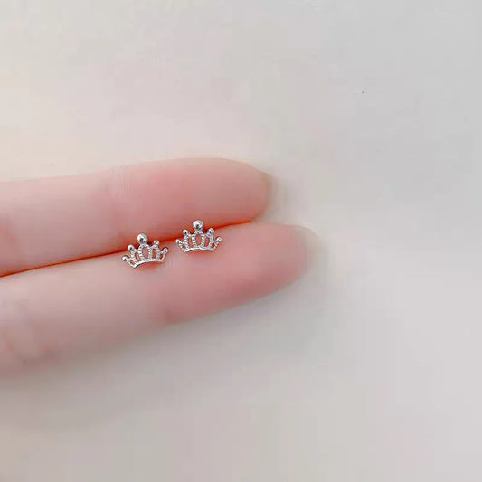 Pequeños Destellos: Mini Studs en Plata con Diseños Delicados