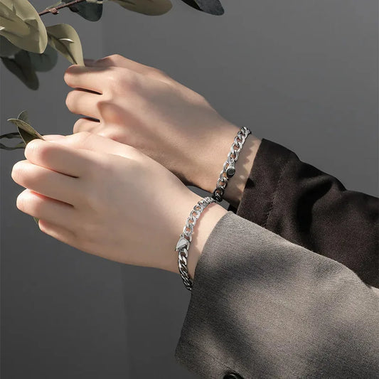 Mitades que Encuentran: Pulseras de Cadena con Medio Corazón Magnético