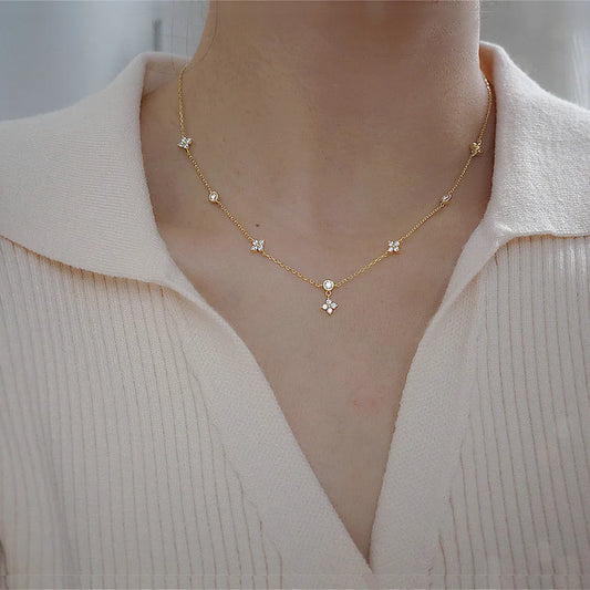 Luz Delicada: Collar Fino con Perlas o Zirconias