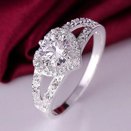 Corazón Radiante: Anillo en Plata con Halo de Zirconias y Solitario Central