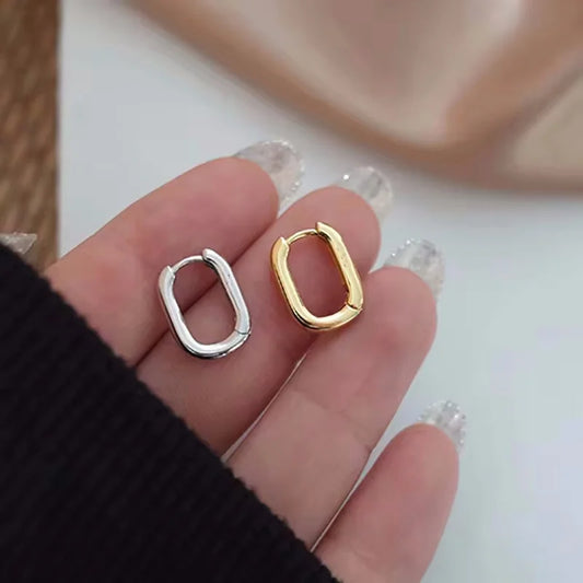 Curva Perfecta: Pendientes Stud en Forma de U en Plata u Oro