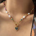 Joya Viva: Collar con Mezcla de Perlas y Detalles Decorativos