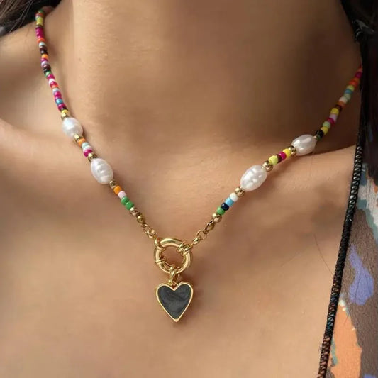 Joya Viva: Collar con Mezcla de Perlas y Detalles Decorativos