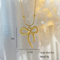 Lazo Dorado: Collar con Colgante en Forma de Moño