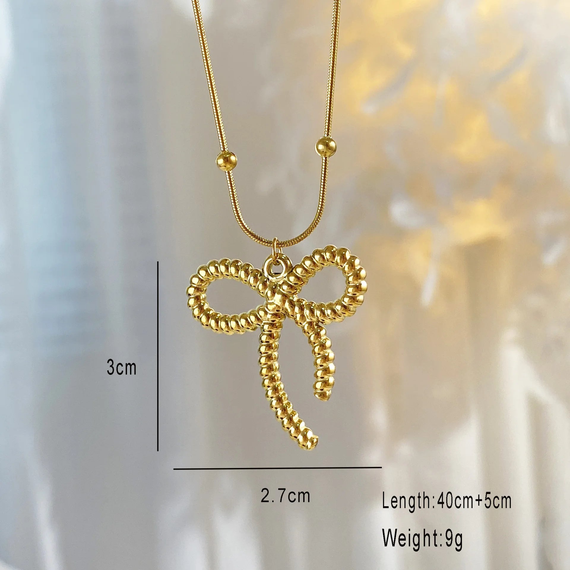 Lazo Dorado: Collar con Colgante en Forma de Moño