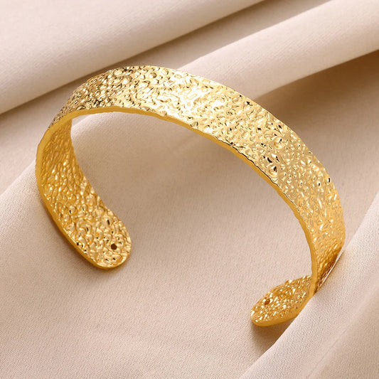 Forma Libre: Pulsera Maciza Hecha a Mano en Plata u Oro con Ancho Irregular