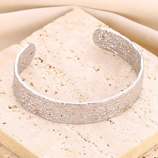 Forma Libre: Pulsera Maciza Hecha a Mano en Plata u Oro con Ancho Irregular