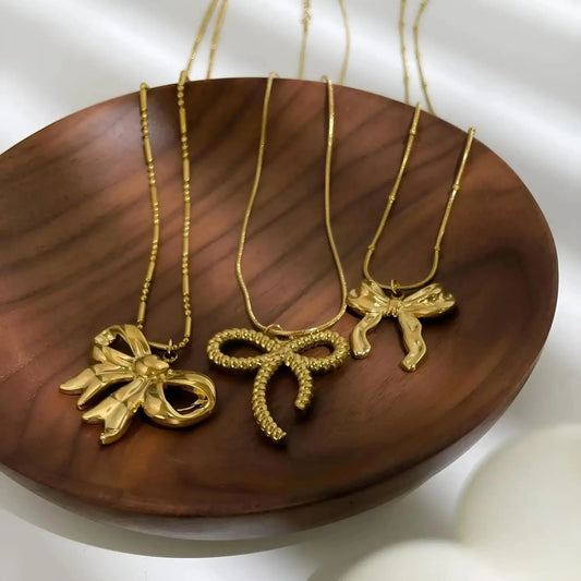 Lazo Dorado: Collar con Colgante en Forma de Moño