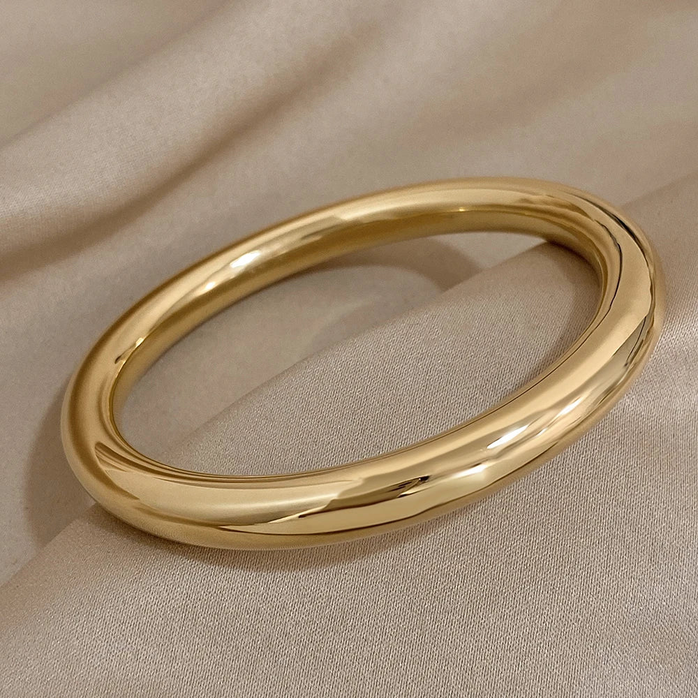 Círculo Perfecto: Bangle en Plata u Oro de Estilo Atemporal