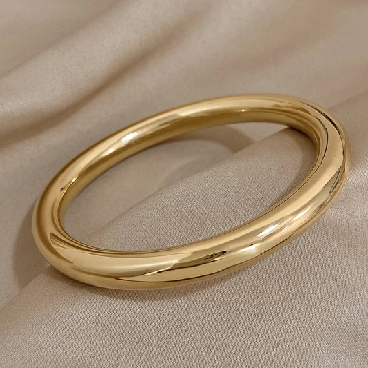 Círculo Perfecto: Bangle en Plata u Oro de Estilo Atemporal