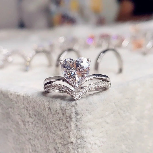 Un Solo Latido: Anillo en Plata con Solitario en Forma de Corazón