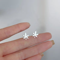 Pequeños Destellos: Mini Studs en Plata con Diseños Delicados
