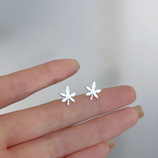 Pequeños Destellos: Mini Studs en Plata con Diseños Delicados