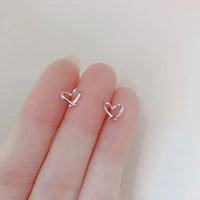 Pequeños Destellos: Mini Studs en Plata con Diseños Delicados