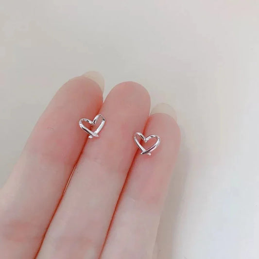 Pequeños Destellos: Mini Studs en Plata con Diseños Delicados