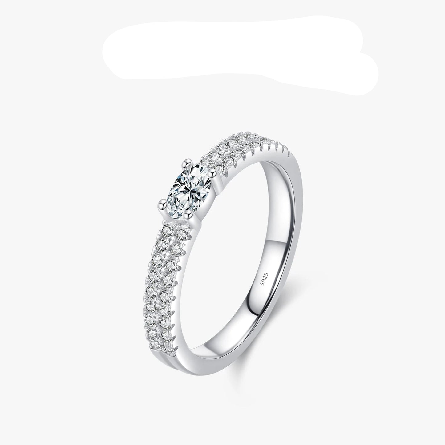 Centro Radiante: Anillo en Plata con Zirconia Rectangular y Halo Brillante