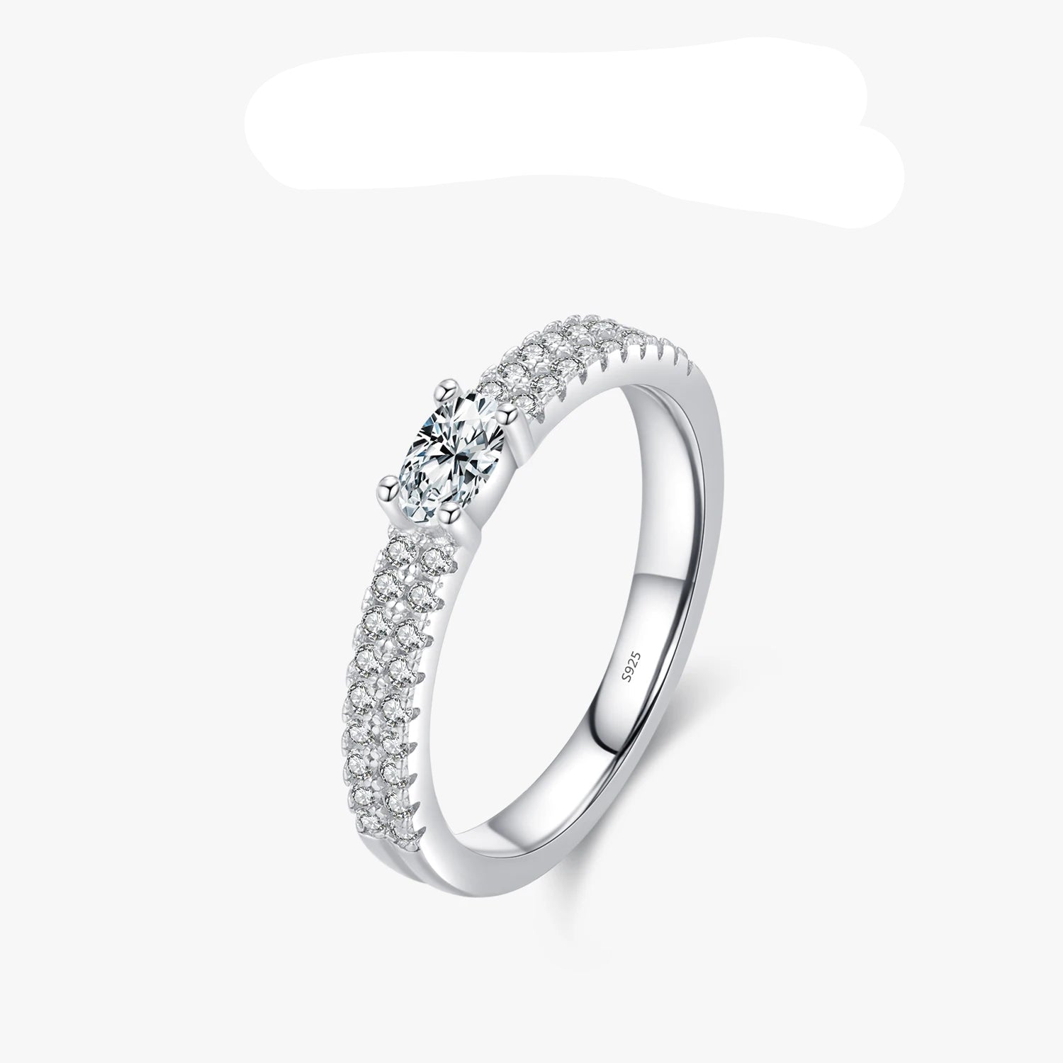Centro Radiante: Anillo en Plata con Zirconia Rectangular y Halo Brillante