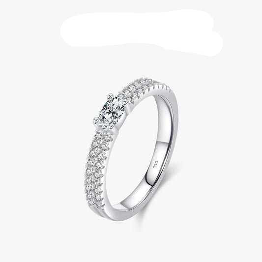 Centro Radiante: Anillo en Plata con Zirconia Rectangular y Halo Brillante