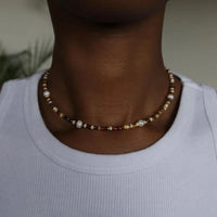 Joya Viva: Collar con Mezcla de Perlas y Detalles Decorativos