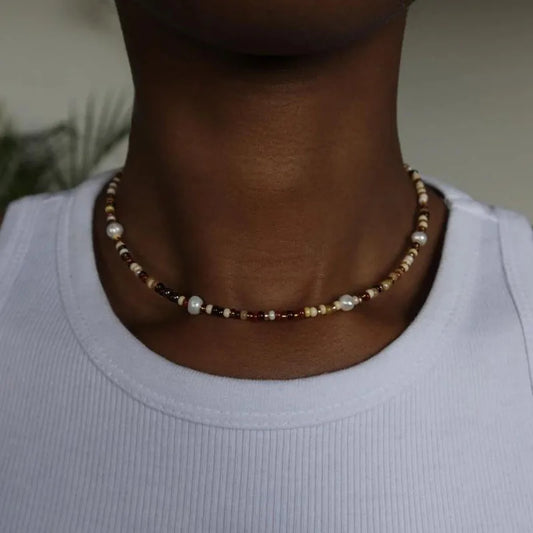 Joya Viva: Collar con Mezcla de Perlas y Detalles Decorativos