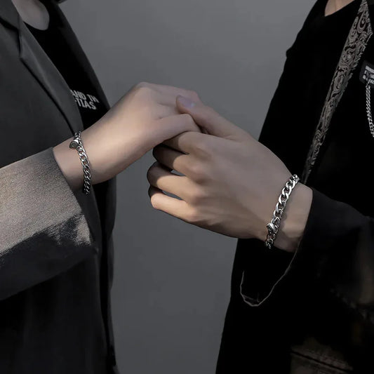 Mitades que Encuentran: Pulseras de Cadena con Medio Corazón Magnético