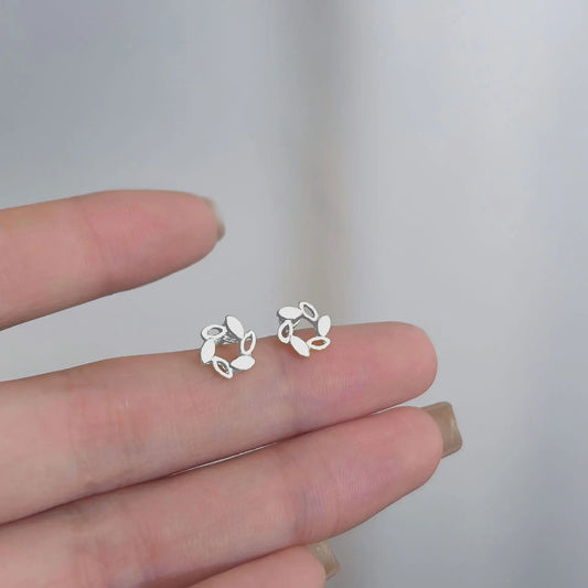 Pequeños Destellos: Mini Studs en Plata con Diseños Delicados