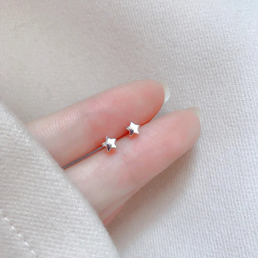 Pequeños Destellos: Mini Studs en Plata con Diseños Delicados