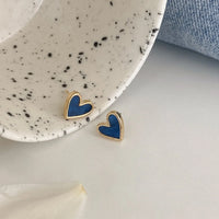 Corazones con Color: Mini Studs Esmaltados en Azul, Negro o Blanco