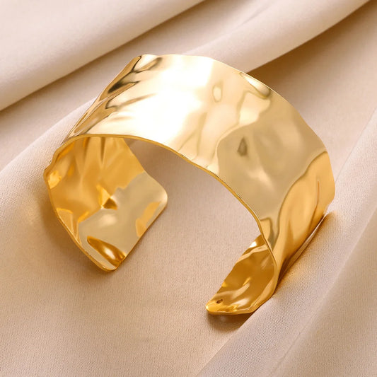 Forma Libre: Pulsera Maciza Hecha a Mano en Plata u Oro con Ancho Irregular