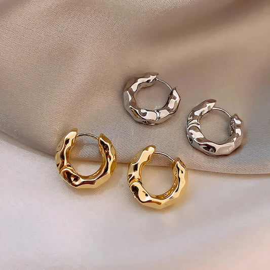 Equilibrio Natural: Aros con Forma Irregular en Plata